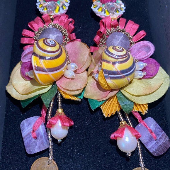 Ranjana khan clip on long flower and sea shell statement earrings - Picture 5 of 5